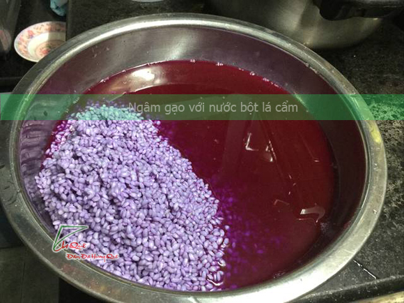 ngâm gạo với nước lá cẩm