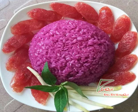 thái lạp xưởng bày ra đĩa