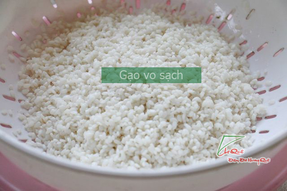 Gạo vo sạch, để r&aacute;o nước