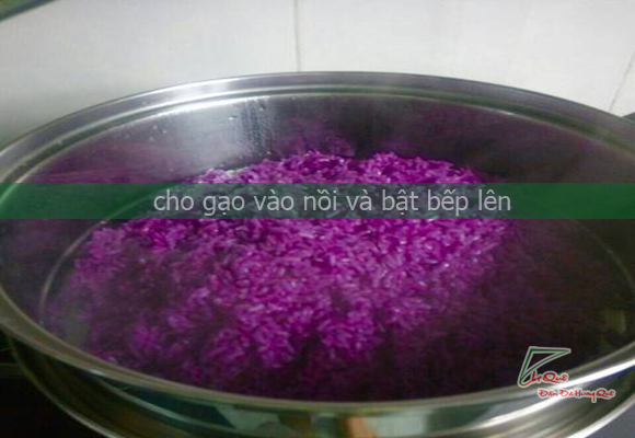 cho gạo vào nồi và bệt bếp