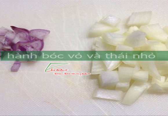 hành rửa và cắt nhỏ