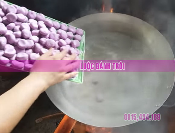 cho bánh vào nồi và luộc bánh trôi