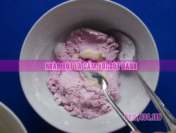 trộn nước lá cẩm với bột