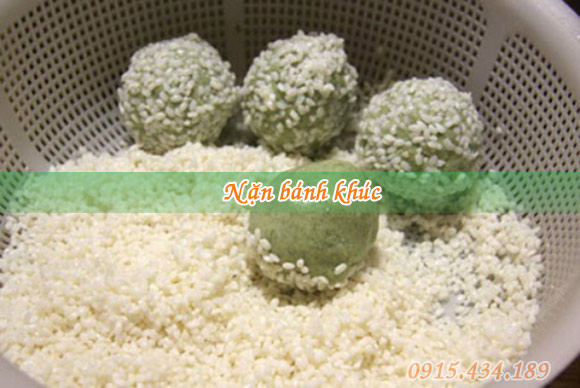 lăn viên bánh khúc với gạo