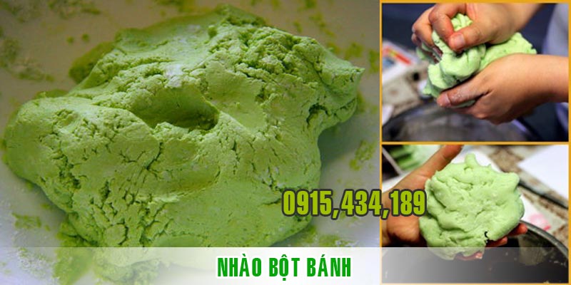 Nhào bột bánh với bột lá nếp lá dứa